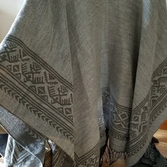 NEW Women's Cottagecore Boho Western Outdoor Festival Fringe Aztec Poncho - Picture 2 of 2